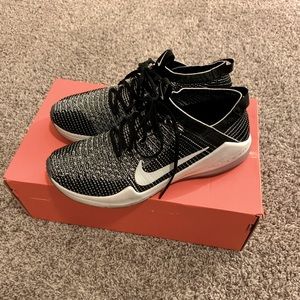 Nike free run flyknit black and white